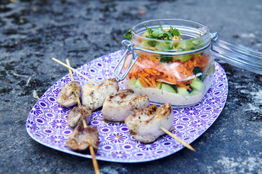 Kyllingspyd med peanøttsalat