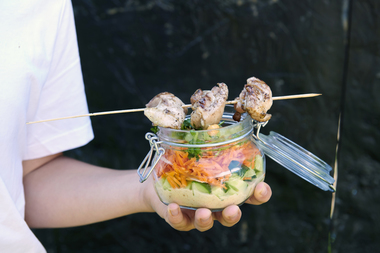 Kyllingspyd med peanøttsalat