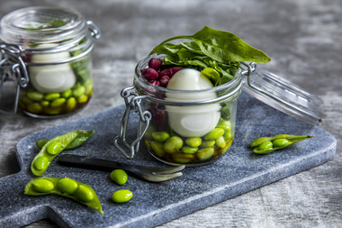 Bønnesalat med egg i glass
