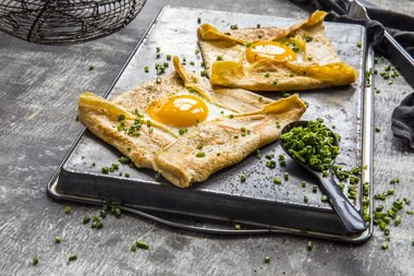 Grove pannekaker med speilegg