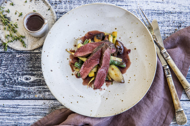 REINSDYRFILET MED STEKT SOPP OG SMÅLØK  alt. 1