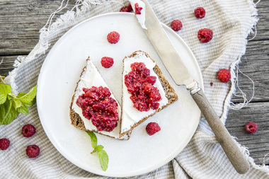 Rugbrød med kremost og villbringebær 