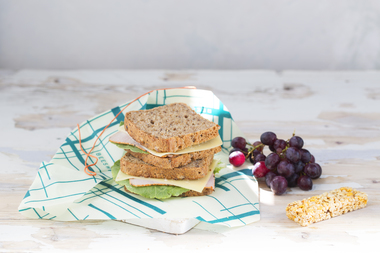 Brødskiver med ost og skinke