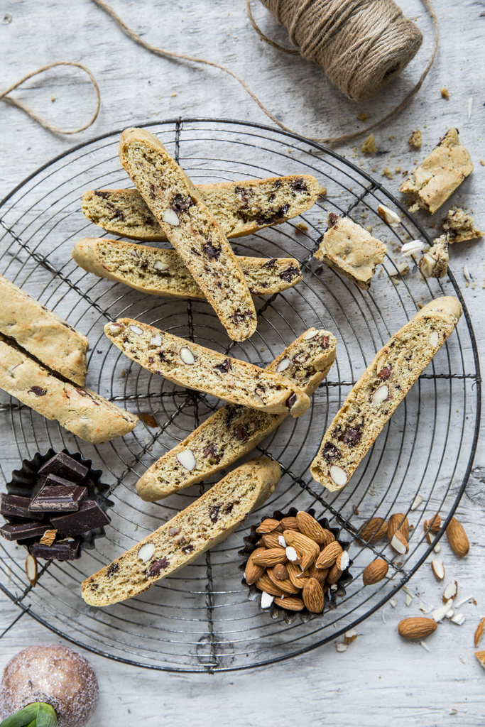 Biscotti med mandler og sjokolade - høydebilde