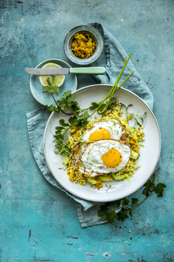 Krydret perlegryn med stekt egg - høydebilde