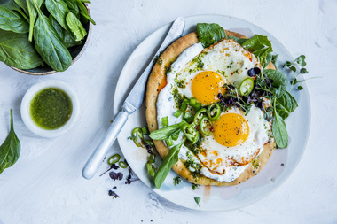 Enkel nan-pizza med egg