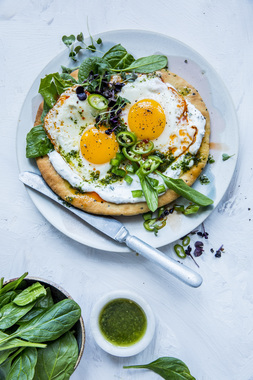 Enkel nan-pizza med egg - høydebilde