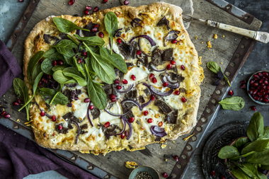 ELTEFRI PIZZA MED REINSDYRSKAV, GRANATEPLE OG SPINAT