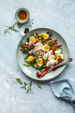 SALAT MED SKREI OG BAKT PAPRIKA