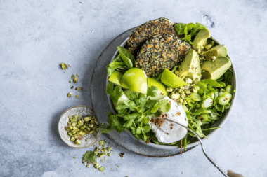  Grønn bowl med quinoa og posjert egg