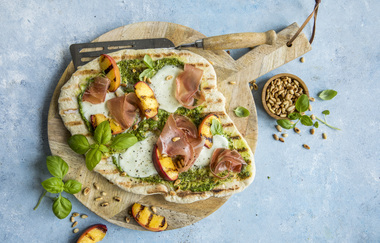 Pizza med spekeskinke og fersken
