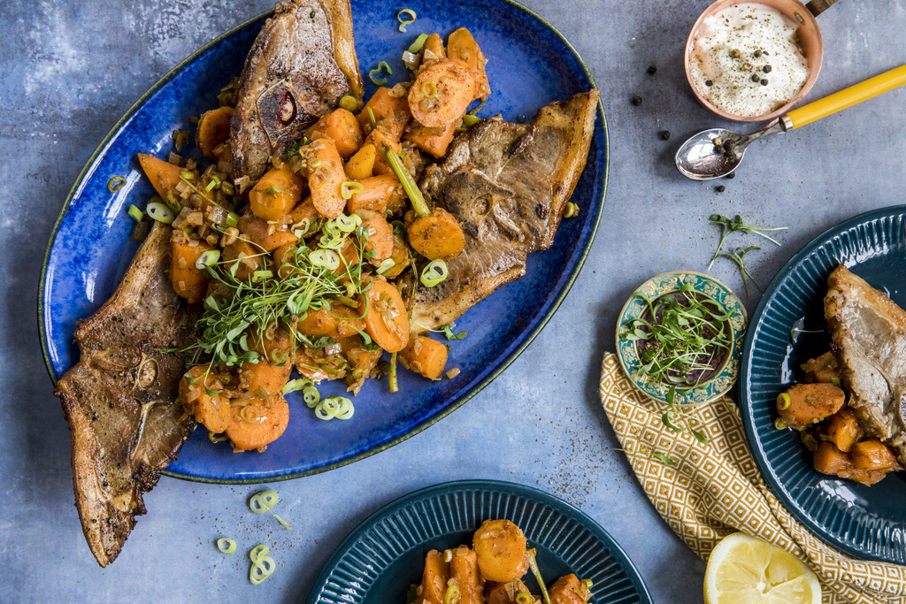 Lammekoteletter med krydret gulrotsalat