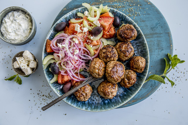 Lammeboller med gresk salat og tzatziki