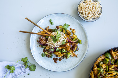 Wok med kylling og nudler