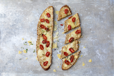 Brødpizza med tomat