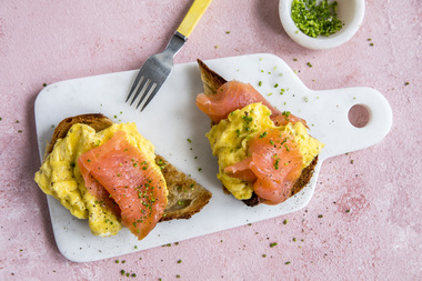 Middagsskive med laks og eggerøre