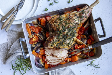 Lammestek med grønnsaker i ovn