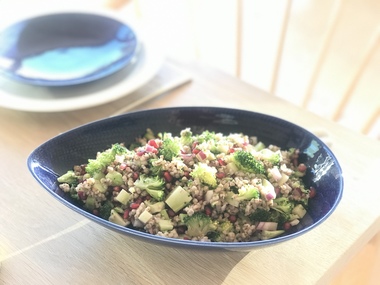 Brokkolisalat med byggryn