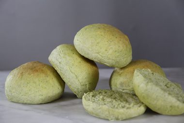 Grønne burgerbrød med spinat