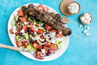 Grillspyd med lam og gresk salat