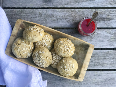 Torunns grove rundstykker med bygg og havre