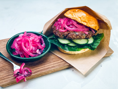 Lammeburger med syltet rødløk
