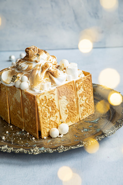 Iskake med goro og marengstopp