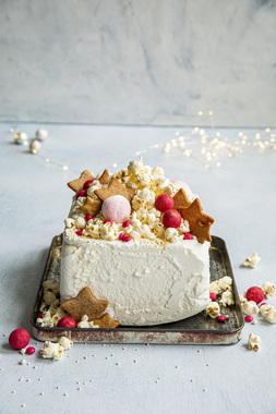 Iskake med pepperkaker og popcorn