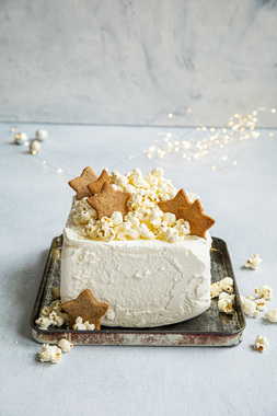 Iskake med pepperkaker og popcorn