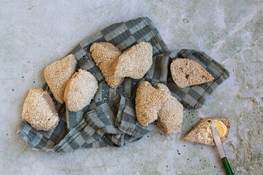 Rustikke surdeigsrundstykker