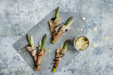 Asparges og parmesanost i spekeskinke