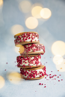 Iskrem-sandwich med pepperkaker og frysetørret bringebær