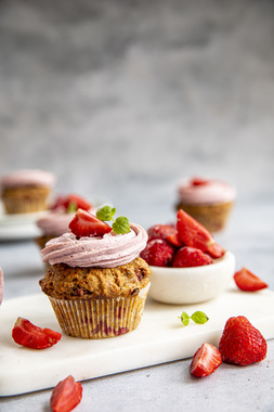 CUPCAKES AV BYGG MED JORDBÆR OG HVIT GLASUR