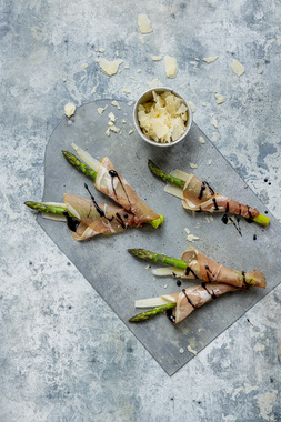 Asparges og parmesanost i spekeskinke