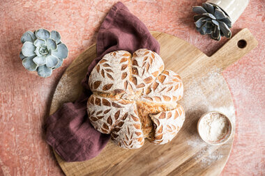 Surdeigsbrød med gresskarsnitt