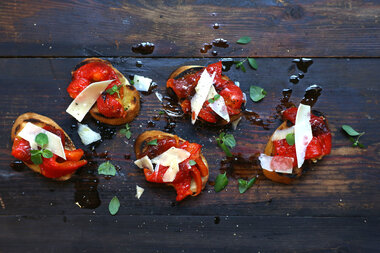 Bruchetta med grillet paprika og parmesan