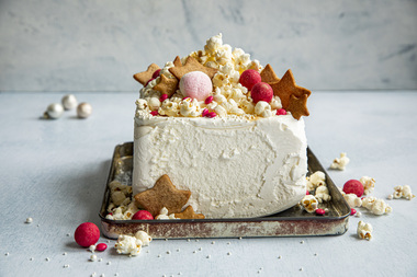 Iskake med pepperkaker og popcorn