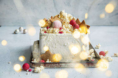 Iskake med pepperkaker og popcorn