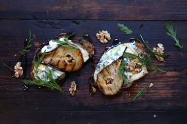 Bruchetta med pære og blåmuggost