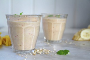 Smoothie med mango, banan og havregryn