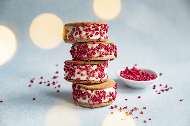 Iskrem-sandwich med pepperkaker og frysetørret bringebær