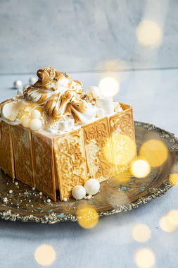 Iskake med goro og marengstopp