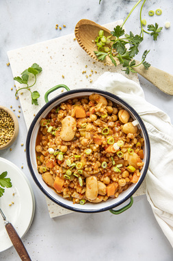 Vegansk one pot med byggryn og bønner