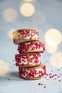 Iskrem-sandwich med pepperkaker og frysetørret bringebær