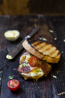Ostesmørbrød på grillen