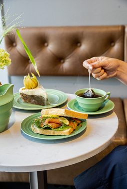 England: Sandwich, gulrotkake, te