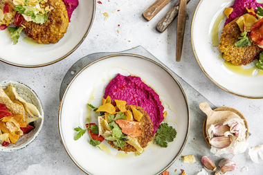 BYGGRYNSKAKER MED RØDBETEPURÉ OG GRØNNSAKSCHIPS