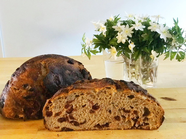 Lyst surdeigsbrød med tranebær, appelsin og kanel