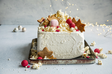 Iskake med pepperkaker og popcorn