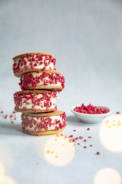 Iskrem-sandwich med pepperkaker og frysetørret bringebær